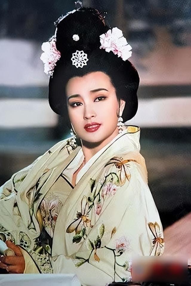 “排骨精”靠边站，丰腴美人才是真绝色，这10位女星美炸了