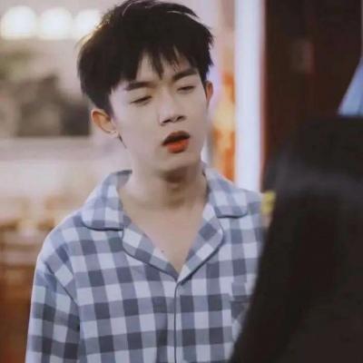 情侣头像真人一人一半，情侣头像真人一人一半背影微信（真人优质情侣头像图片）