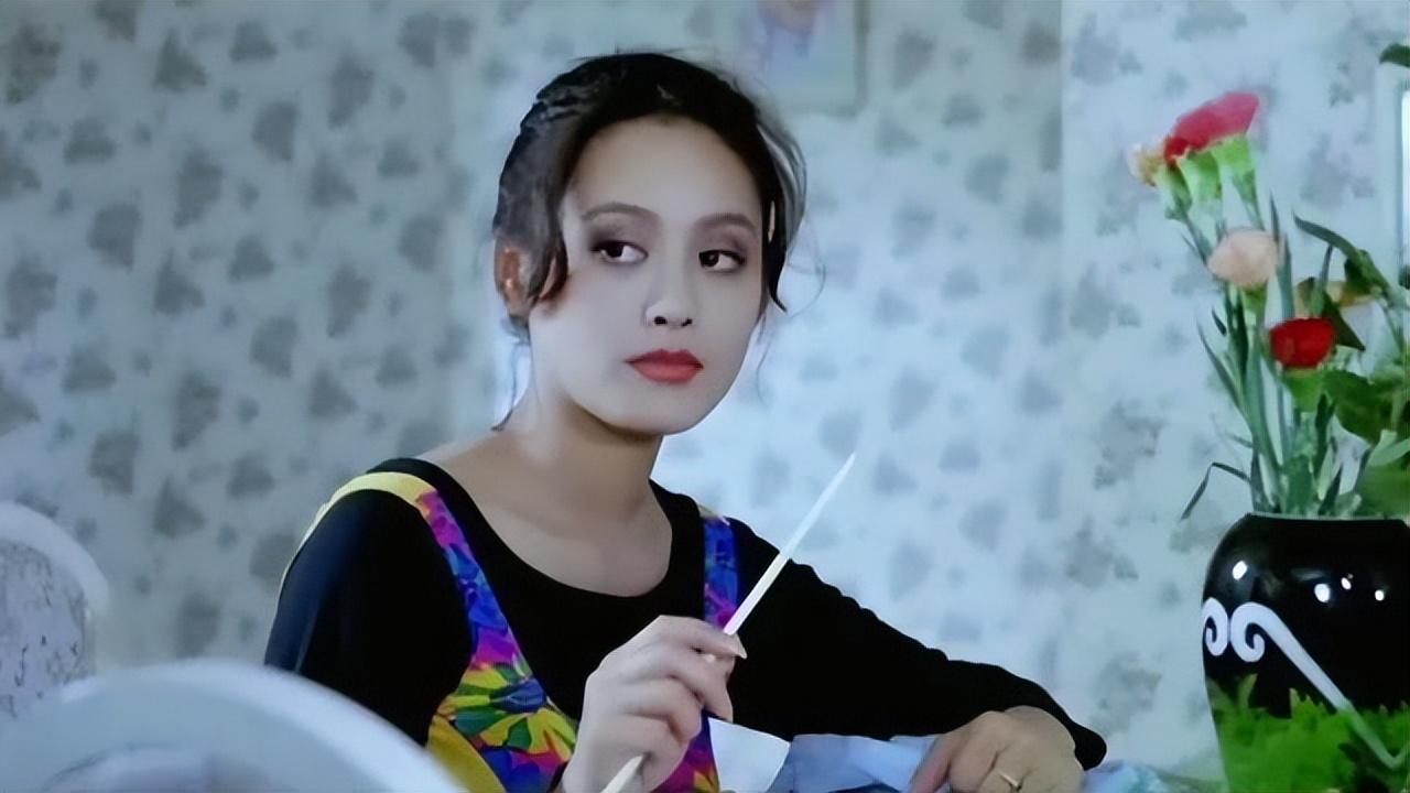 宁静也是上戏有名的校花之一,年轻时的宁静说一句貌美如花真的不为过.