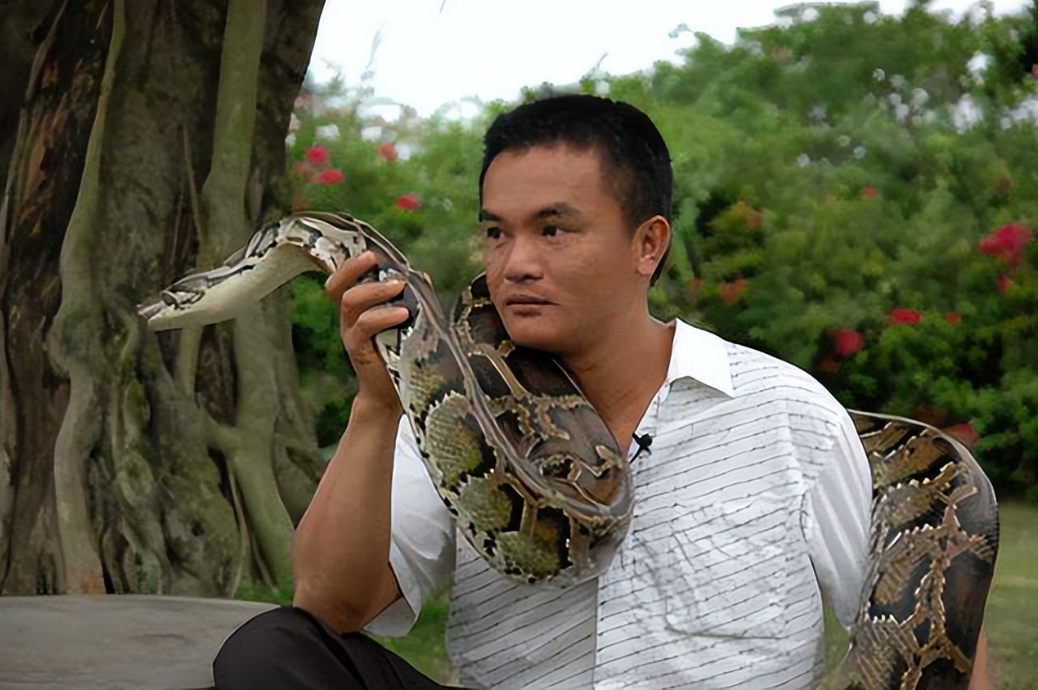 宠物蛇吃主人案例（96年海南巨蟒为报恩甘愿当）