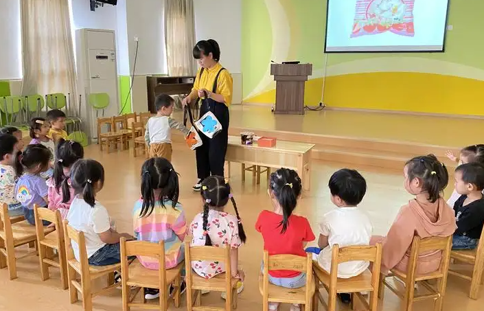 私立学校工资（私立幼儿园老师晒工资条）