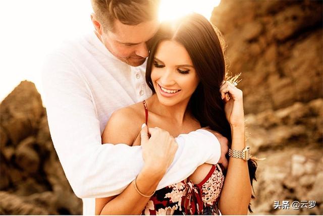 八个情侣经典POSE，全网最好听的四对情侣（情侣拍照的80个姿势）