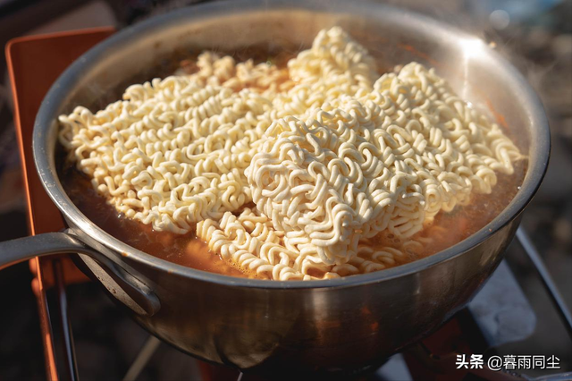 爬山带什么吃的比较好，爬山适合带什么吃的（如何让你的方便面营养均衡、更好吃）