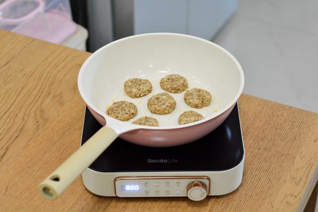 马蹄肉饼怎么做好吃，马蹄肉饼汤怎么做好吃（用猪肉和荸荠做肉饼）