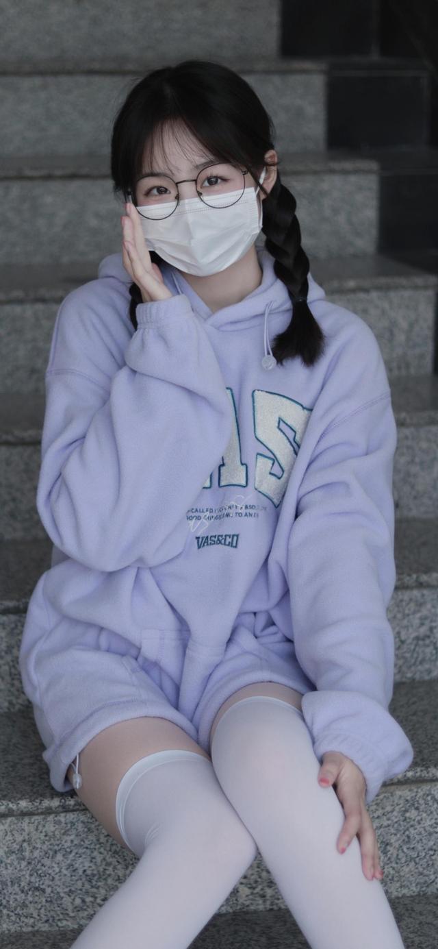 抖音上的最火锁屏壁纸，抖音上的最火锁屏壁纸 句子（抖音网红半口小希壁纸）