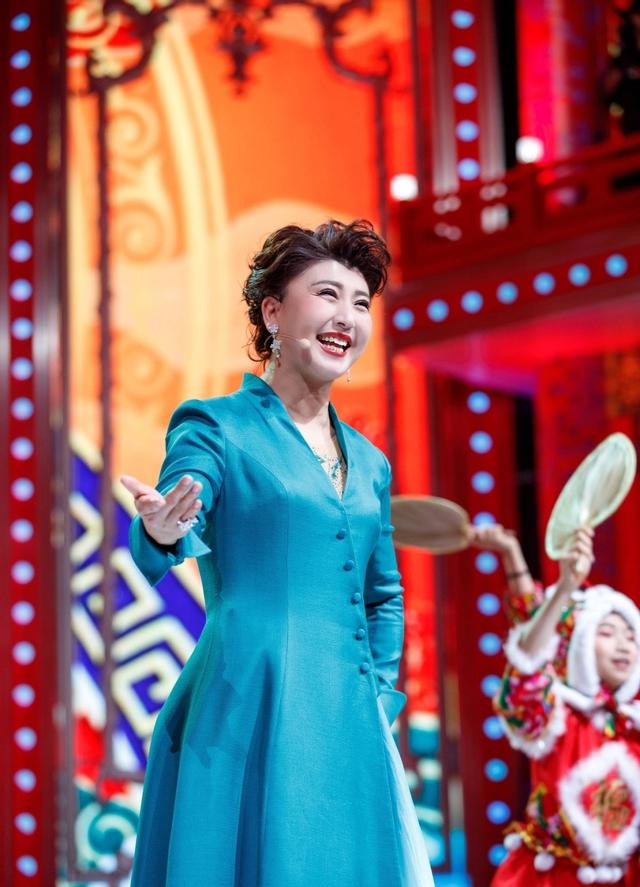 闫学晶今年多少岁，51岁闫学晶去山东农村商演照曝光
