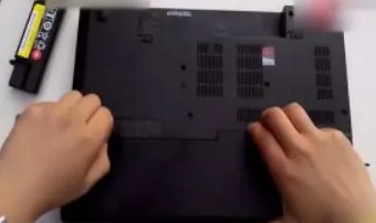 电脑内存条怎么插，笔记本电脑内存条怎么插（联想笔记本内存条安装在哪个位置）