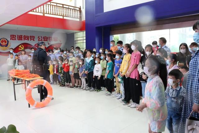 警用对讲机的简介和特点详情介绍，公安警用对讲机品牌（警宝收获特殊节日礼物）