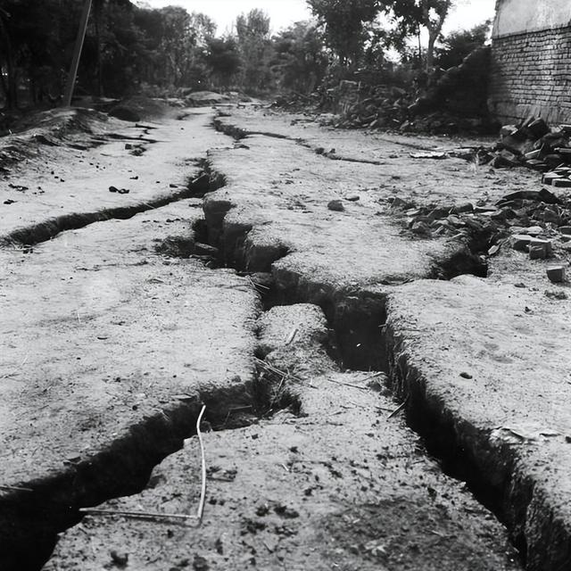 唐山大地震时间，唐山大地震时间是几点（谁是首个到达灾区的中央领导）