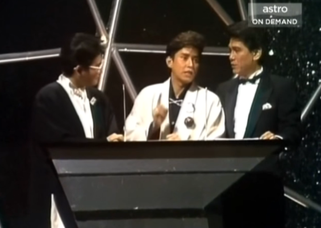 关正杰 - 天籁...星河传说歌词是什么，关正杰金山梦主题曲（香港十大劲歌金曲颁奖典礼-1984年度）