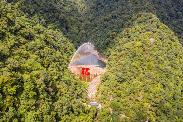 韶关旅游景点，旅游韶关旅游景点（“有山千丈色如丹）