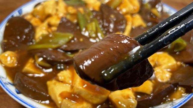 血豆腐怎么炒好吃，辣血豆腐怎么炒好吃又简单（春天多吃豆腐和猪血）