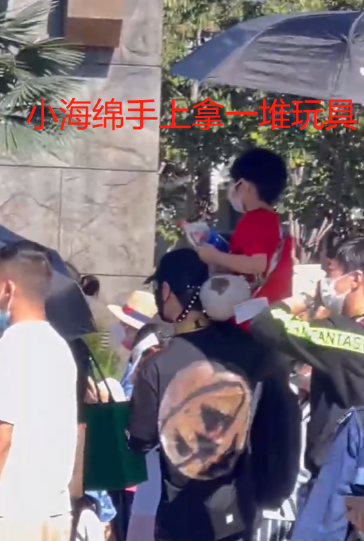 黄晓明最新消息，黄晓明和baby离了吗（一旁助理帮忙撑阳伞）
