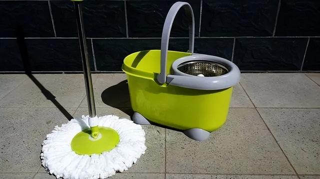 用啥拖地又干净又亮，水中加什么拖地最干净（几样东西混起来）