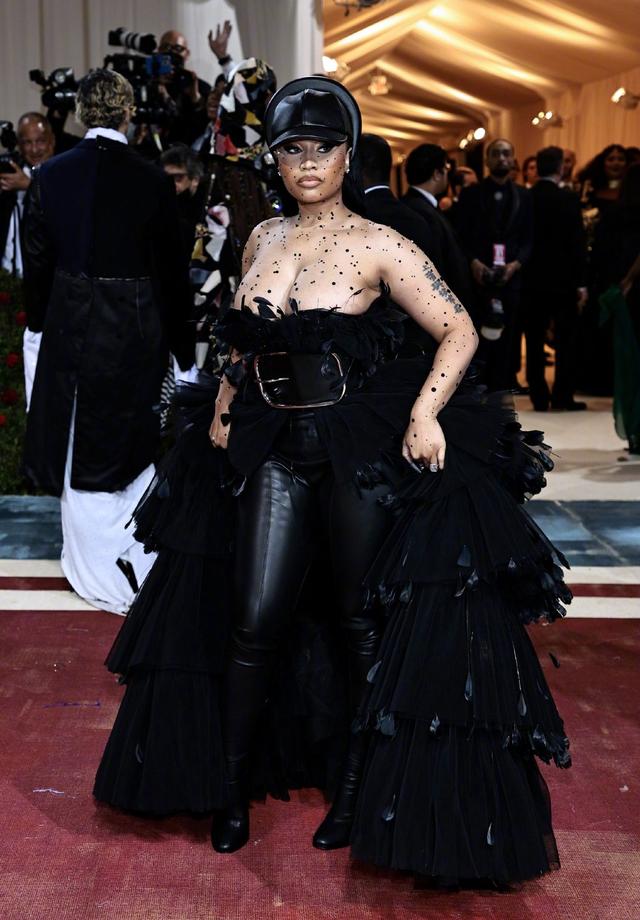 施华洛世奇水晶灯，客厅吊水晶灯好不好（好莱坞红毯太大胆）