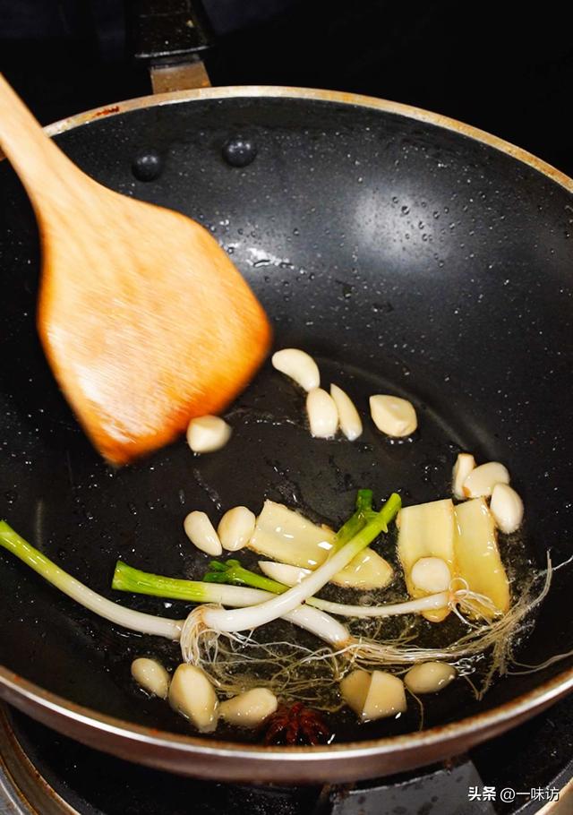 红烧桂鱼怎么做，加入青笋和粉丝不一样的味道