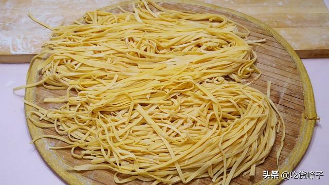 擀面条怎么和面，手擀面怎么做才劲道（做手擀面时）