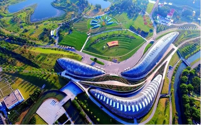 松江月湖雕塑公园，又有大批人涌入松江（耗资500万打造一厕所迅速出圈）