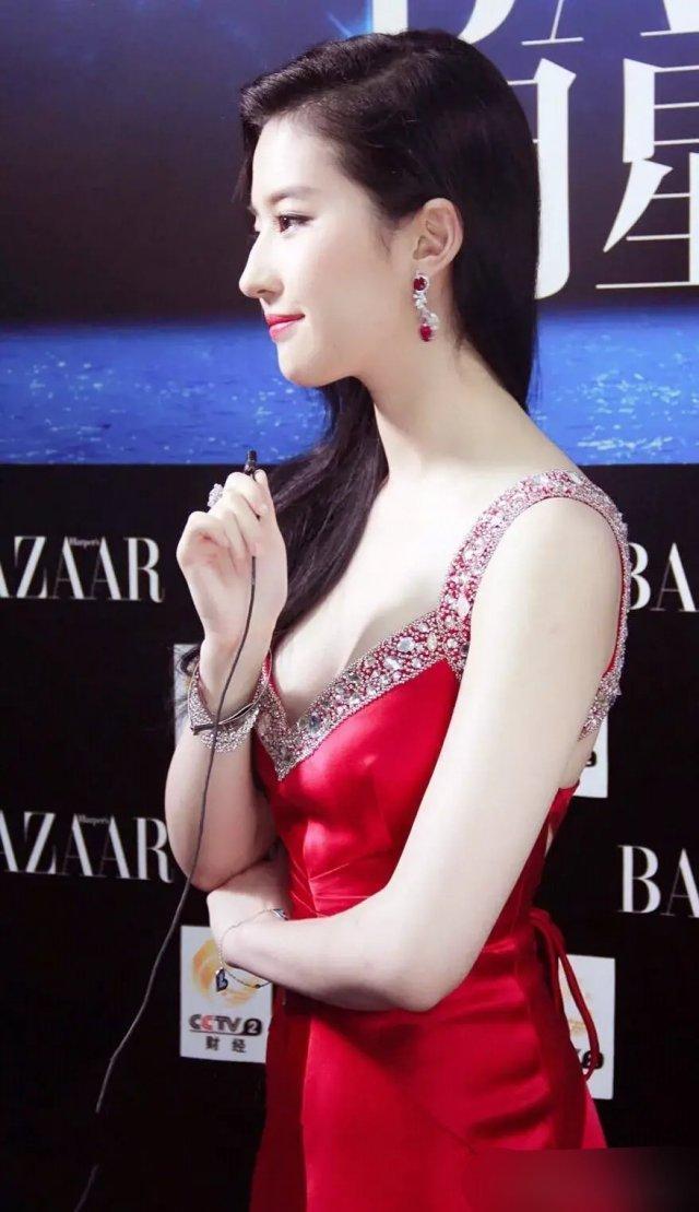 刘亦菲和谁合影都是一脸严肃，刘亦菲与黄晓明罕见合体