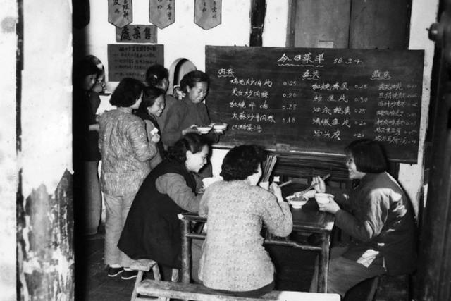 大锅饭什么意思，网红说的大锅饭是什么意思（吃“大锅饭”的年代你还记得不）