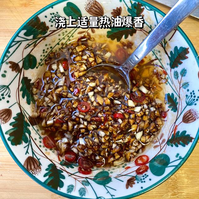 水煮海鲜料汁怎么调，海鲜料汁怎么调配（可比海鲜店好吃多了）