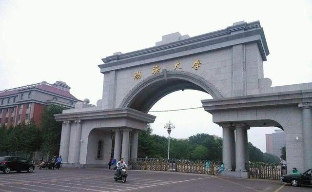 渤海大学全国排名，2021年渤海大学学费标准（常被调侃为一本的硬件）