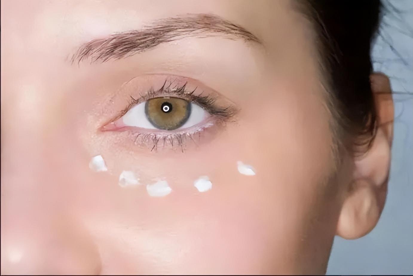 如何正确使用眼霜图，正确的眼霜涂抹方法图