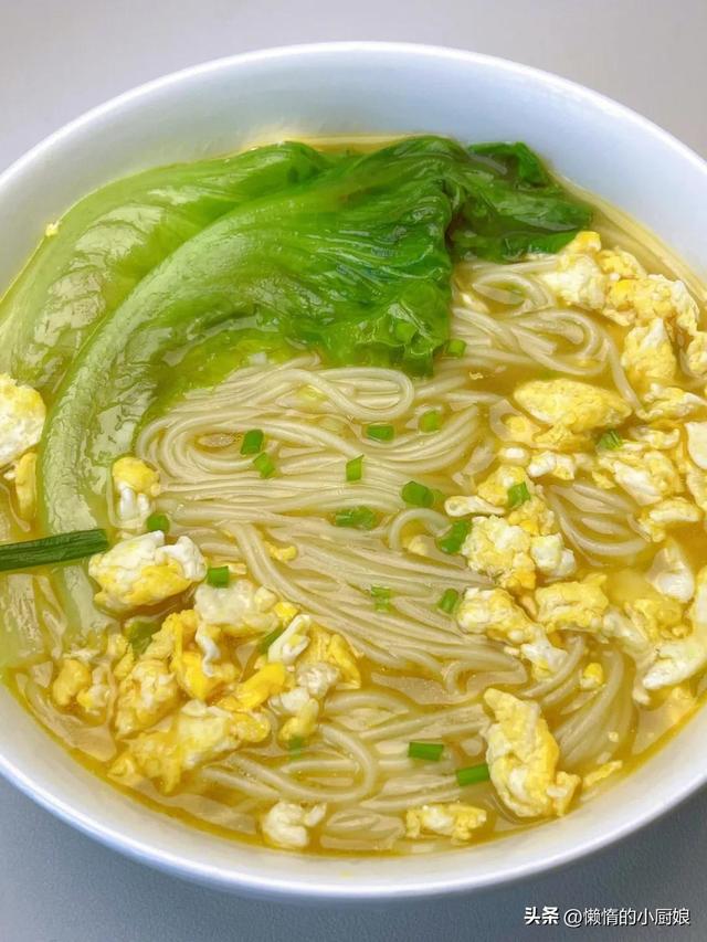 青菜面怎么做好吃，怎么做简单的青菜面条（5分钟就能搞定的面条）