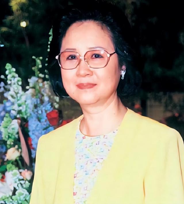 琼瑶的3段感情：与平鑫涛“忍爱”18年，劝原配：你也可以来我家
