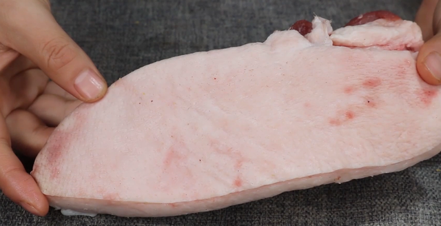 烤猪皮热量多少，猪皮热量高不高（才知道去除猪毛不用火烧）