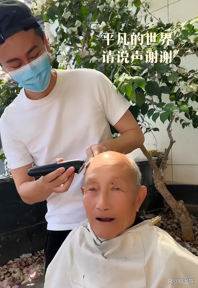 歌手徐子崴简介，平日里不仅给爷爷亲手搓澡还亲自给爷爷剃头