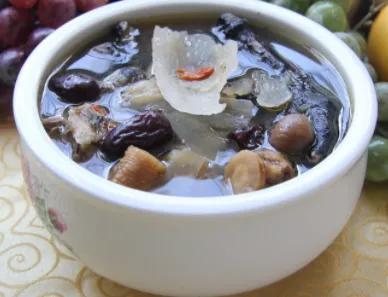 乌鸡炖什么补血补气最好，乌鸡炖汤加什么食材比较补气血（乌鸡和哪些食材一起炖最营养）