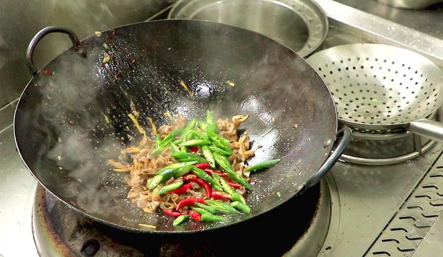 100克鸡胸肉含多少蛋白质，一百克鸡胸肉含多少脂肪（鸡腿排倒数第二）