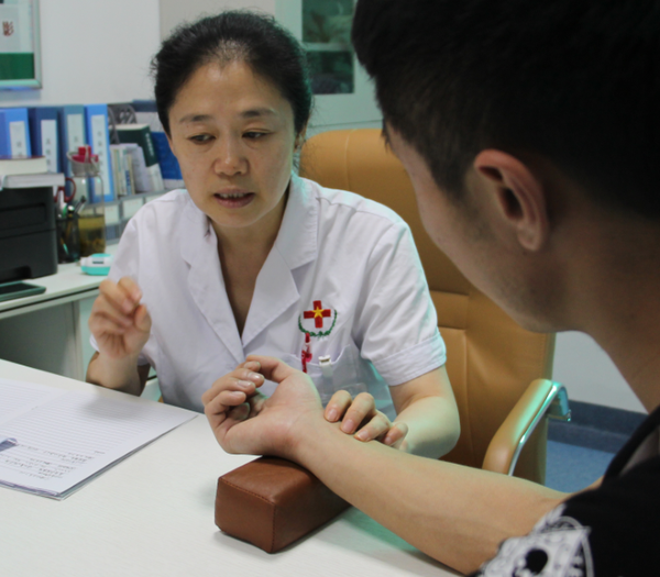 血小板高如何治疗，老年人血小板减少症治疗的最好方法（血小板减少的正确治疗方案是什么）