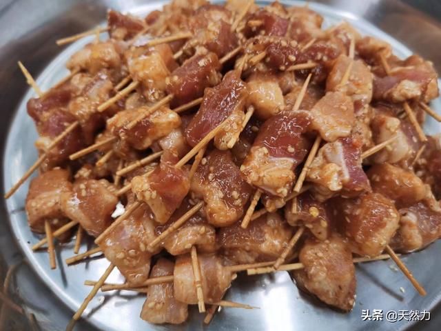 牙签肉的做法，外酥内嫩、酥香可口的牙签肉（牙签牛肉串的做法步骤）