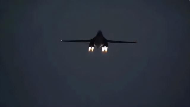 美军研发新轰炸机，我国新型战略轰炸机（美军B-21隐轰正式发布）