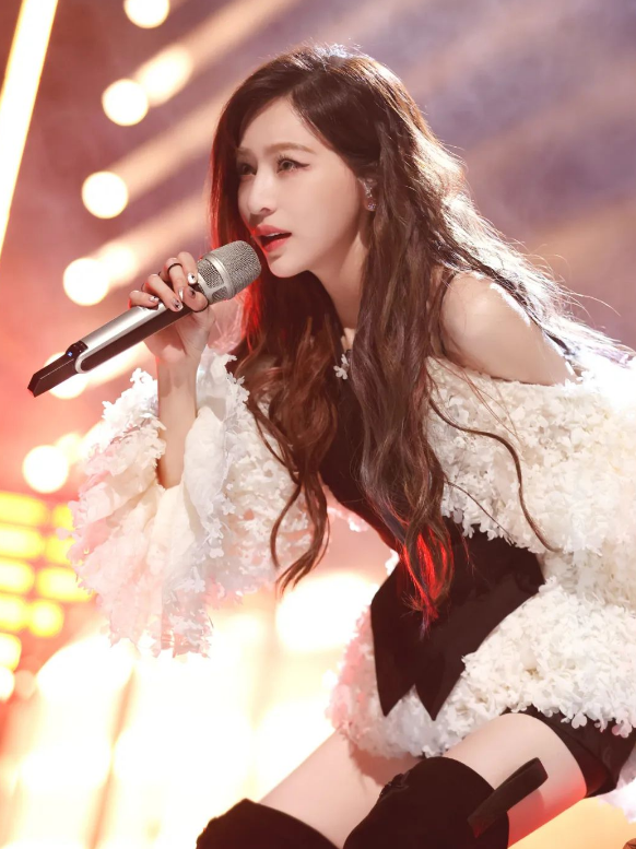 刘海怎么扎上去好看，齐刘海怎么扎头发好看（头发少的女人这样扎头发）