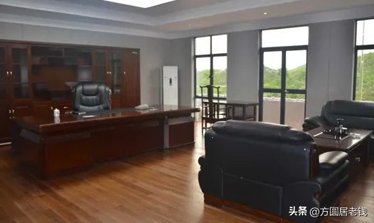 一人办公室办公桌的摆放，办公桌与门最佳位置图（领导办公室里的坐位）