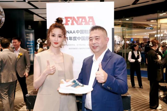 奥康皮鞋专卖店，请问上海哪边有奥康皮鞋专卖店（新店爆火、新品斩获“鞋界奥斯卡”）