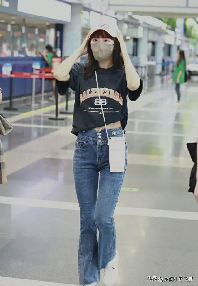 灰色t恤配什么颜色裤子好，灰色t恤配什么裤子好看（张嘉倪灰色T恤搭配牛仔裤现身）