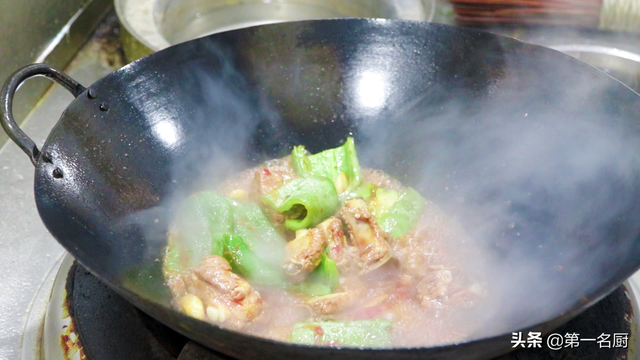 炖排骨汤的做法，清炖排骨汤的做法（放料越多越难吃）