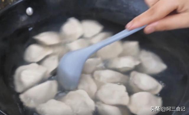 煮冰冻水饺的方法，冰冻水饺怎么煮（出锅个个不破皮）