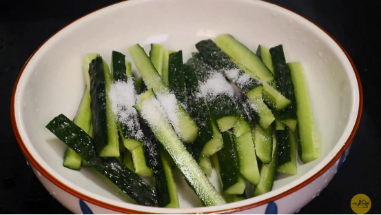 黄瓜炒肉怎么做，肉片炒黄瓜怎么做好吃（技巧和秘诀都教给你）