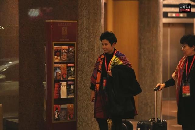 董文华今年多大岁现状如何，60岁的董文华穿棕色外套