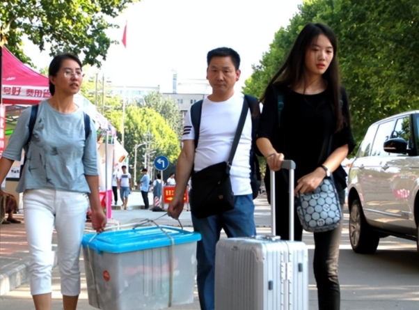 研究生档案开学自己带到学校（大一新生开学带什么）