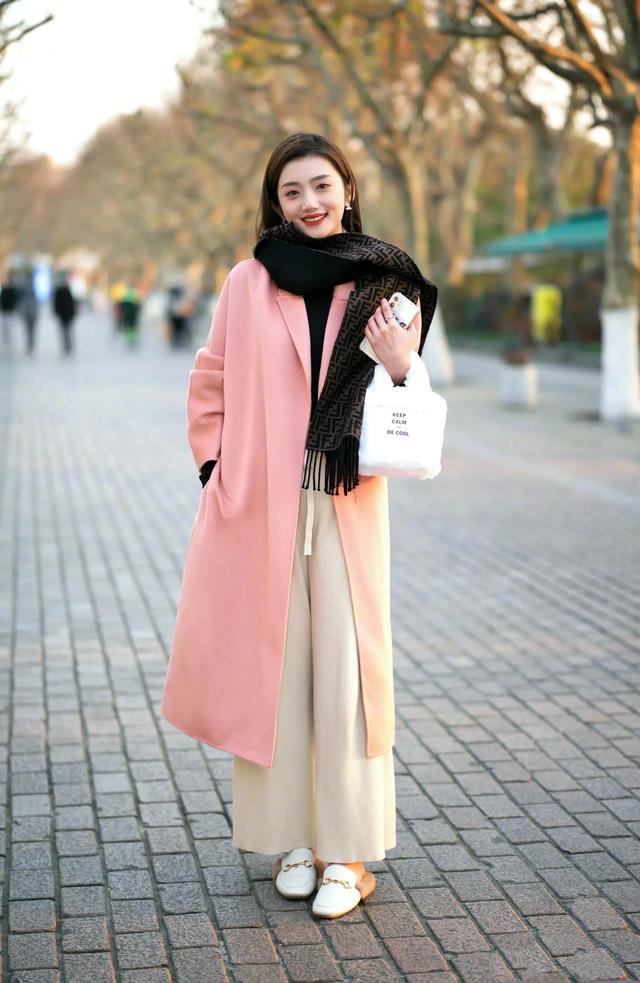 外贸围巾怎么搭配，Fendi、LV、Loewe爆款围巾穿搭示范