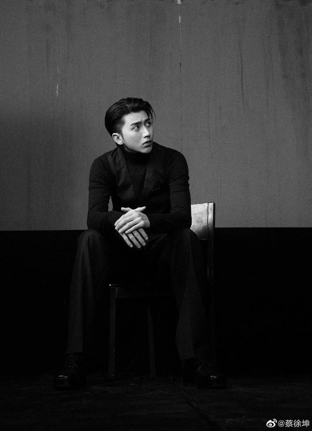 可爱帅气的蔡徐坤舞台图片精选 喜欢他的举个手呀，蔡徐坤照片高清帅气可爱（蔡徐坤帅照合集，简直不要太帅）