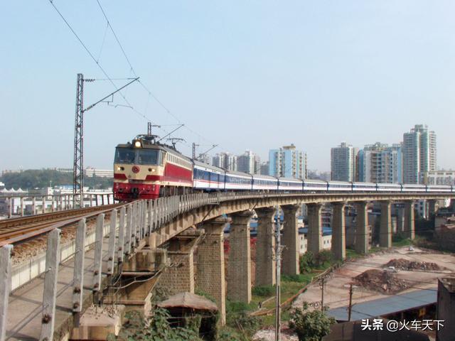 沙坪坝哪个出口离高铁站最近，沙坪坝高铁站离西站有多远（曾经是襄渝客车进出重庆站的必经之路）