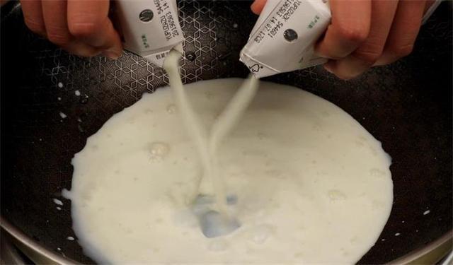 刚挤出来的牛奶怎么煮，刚挤的鲜牛奶怎么煮（家里剩2盒牛奶）