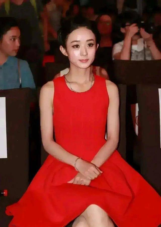 周冬雨减龄前后对比，30岁周冬雨同框35岁赵丽颖输太多